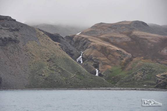 Uma bela cachoeira na praia de Fortuna Bay, na Geórgia do Sul